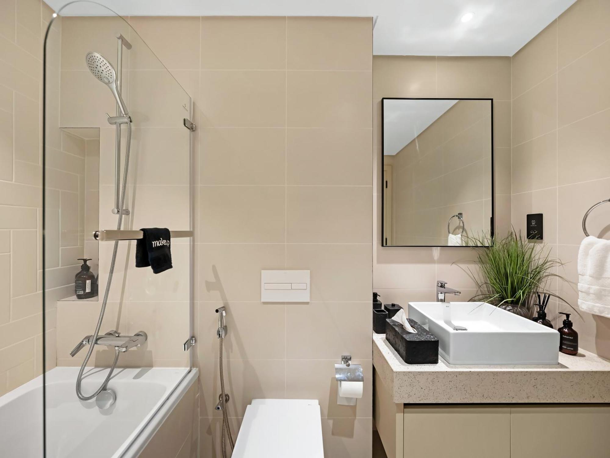 Sleek And Spacious 1 Bedroom With Private Infinity Pool In Harbour Apartment