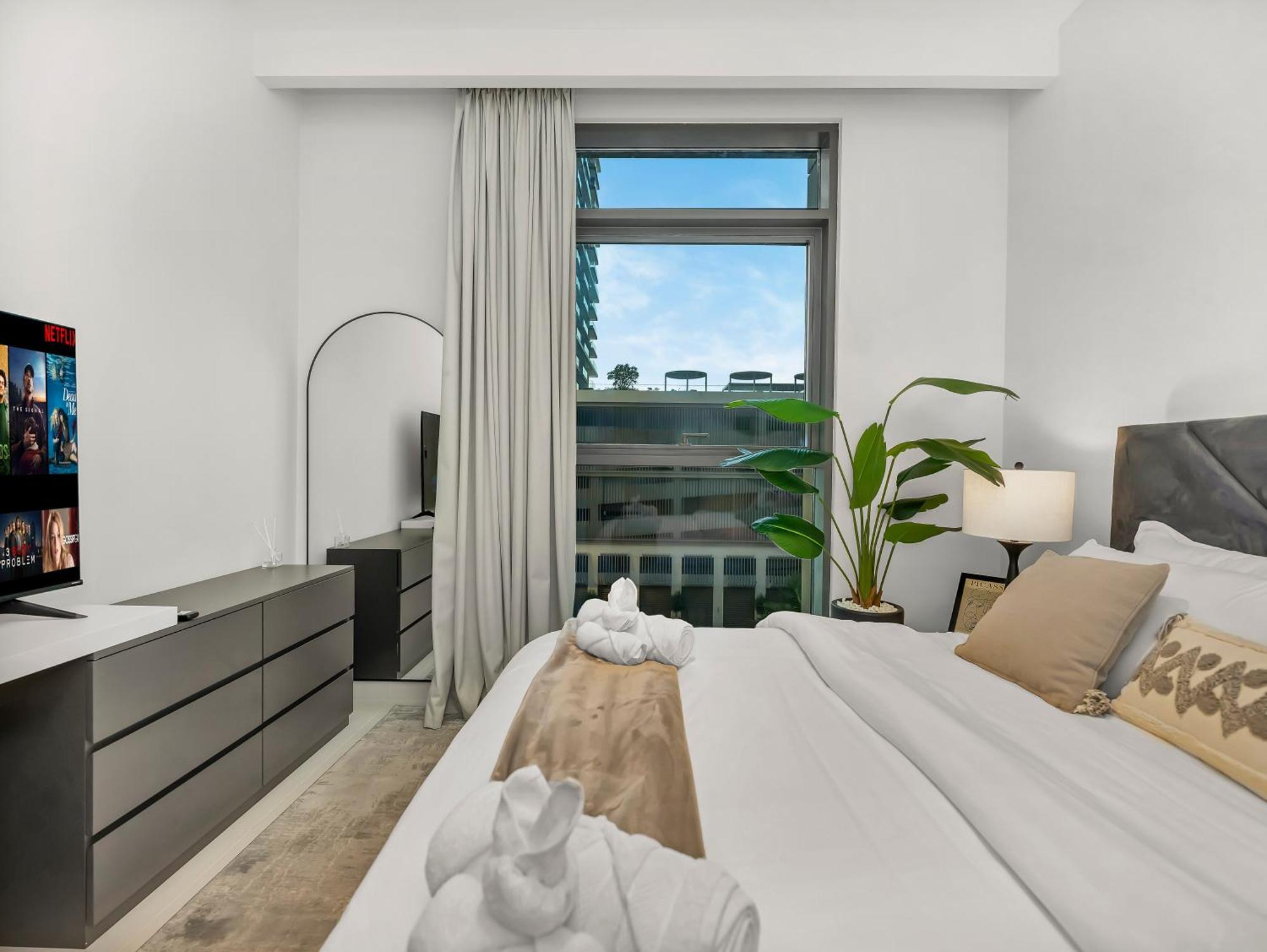 Sleek And Spacious 1 Bedroom With Private Infinity Pool In Harbour